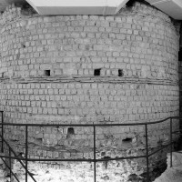 Extérieur de la partie inférieure de la tour gallo-romaine découverte sous l'abside de la chapelle, vue vers l'ouest (2002)