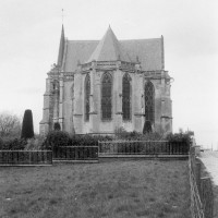 L'église dans son environnement vue de l'est (1975)