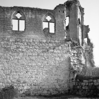 Vue de l'angle sud-est du château avec les vestiges de la chapelle