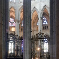 Vue partielle de l'abside vers le sud-est depuis le bas-côté nord (2015)