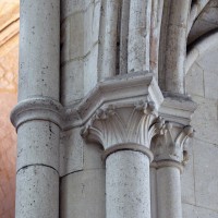 Chapiteaux à la retombée d'une arcade d'une chapelle rayonnante au nord du déambulatoire (2015)