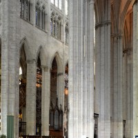 Vue partielle du choeur et du bas-côté sud vers le nord-est depuis le bras sud du transept (2015)