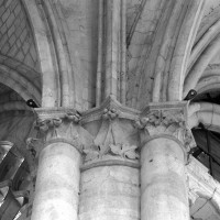 Chapiteau à la retombée de voûtes à l'angle du bas-côté sud du choeur et du bas-côté est du bras sud du transept (1998)