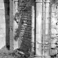 Vue partielle du mur nord de la tribune de la chapelle et de la retombée nord-ouest de la voûte d'ogives disparue (1980)