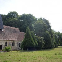 L'église dans son environnement vue du nord-ouest (2016)