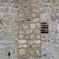 Ancienne fenêtre romane au mur nord de la nef (2016)