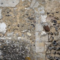 Restes d'une fenêtre romane au mur nord de la nef (2016)