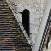 Fenêtre romane en partie inférieure du clocher (2016)