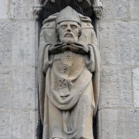 La statue de saint Lucien au-dessus du portail ouest (2016)