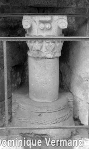 Base, colonne et chapiteau de la collégiale du 12ème siècle présentés sous la porte de Nointel (1970)