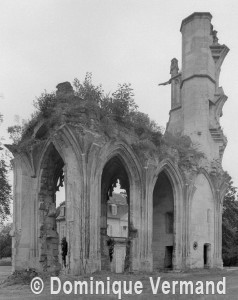 Les chapelles sud du choeur et la tourelle d'escalier avec les arrachements de la double volée d'arcs-boutants, vus vers le sud-ouest (2000)