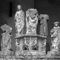 Statues conservées dans l'ouverture de la fenêtre de la première chapelle sud (2000)