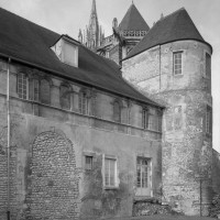 Vue partielle du palais épiscopal depuis le sud-est avec, à droite, la tour gallo-romaine hébergeant la chapelle des anges