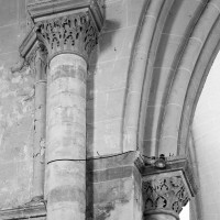 Chapiteaux associés à l'arc triomphal (à gauche) et à l'arcade du bras sud du transept
