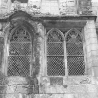 Fenêtres de la chaire du lecteur du réfectoire sur l'aile nord (1992)