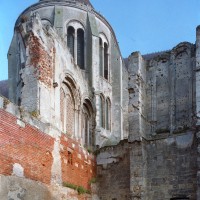 Vestiges du mur est de la grande salle du palais épiscopal (à gauche) et du mur sud de la chapelle (à droite). En arrière plan, le bras sud du transept de la cathédrale (2008)